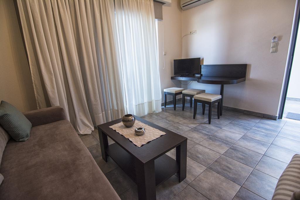 Gonis Suites Palaiochora Ngoại thất bức ảnh